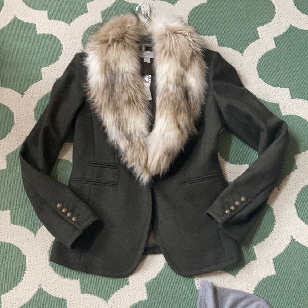 Gorgeous NWT size 6 removable fur